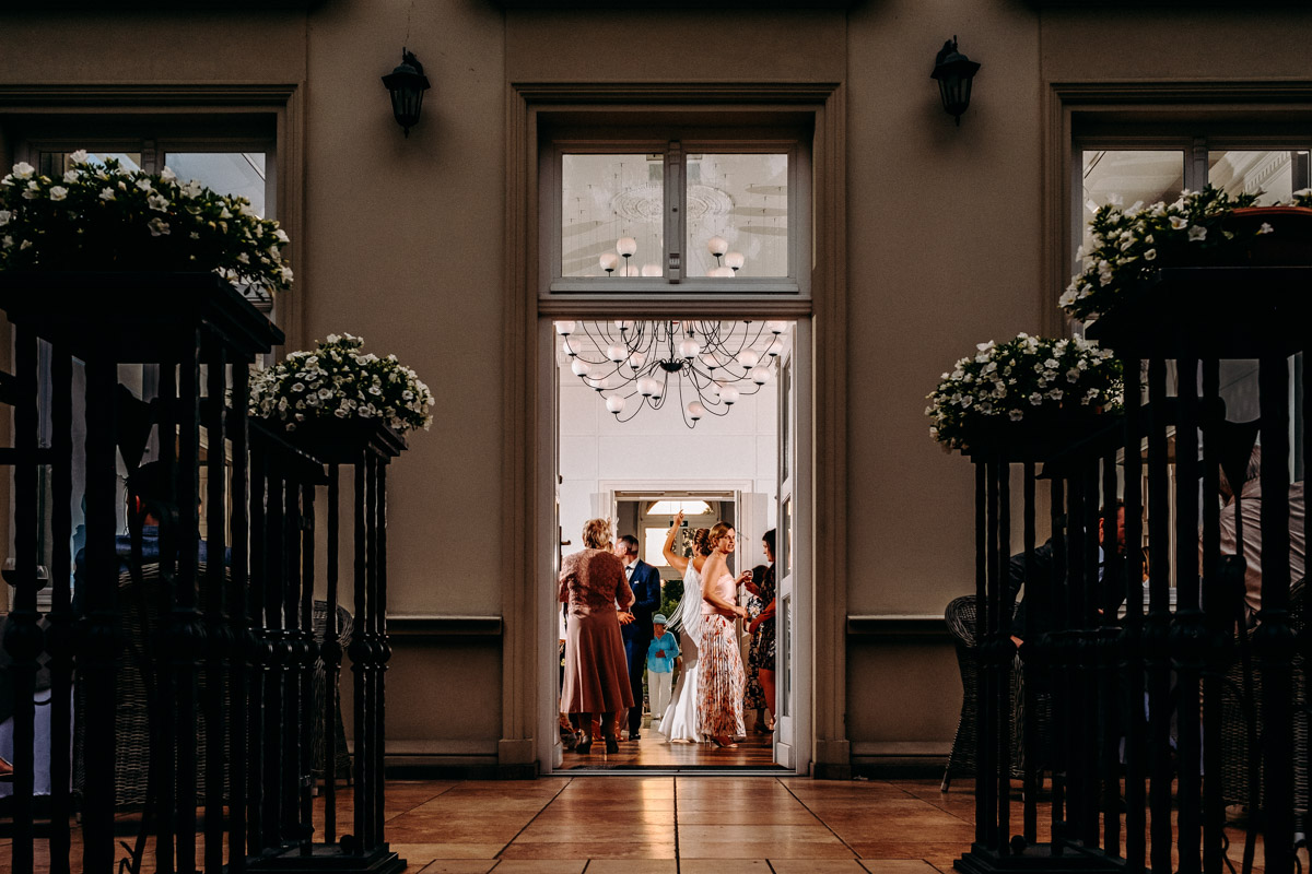 Goście weselni w trakcie zabawy w Pałacu Minoga, fotografia autorstwa Roberta Bereta